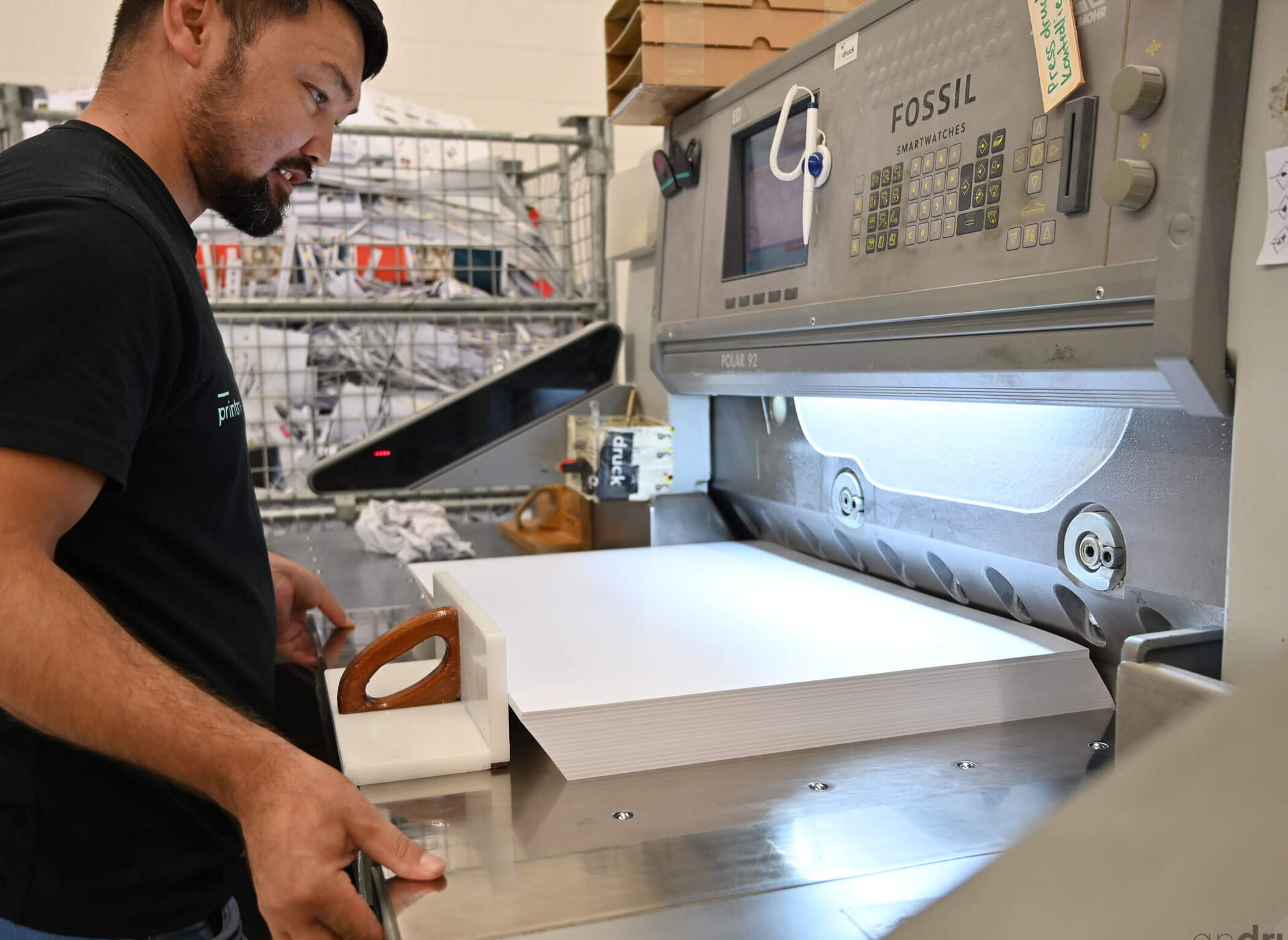 Papier auf Maschine zuschneiden